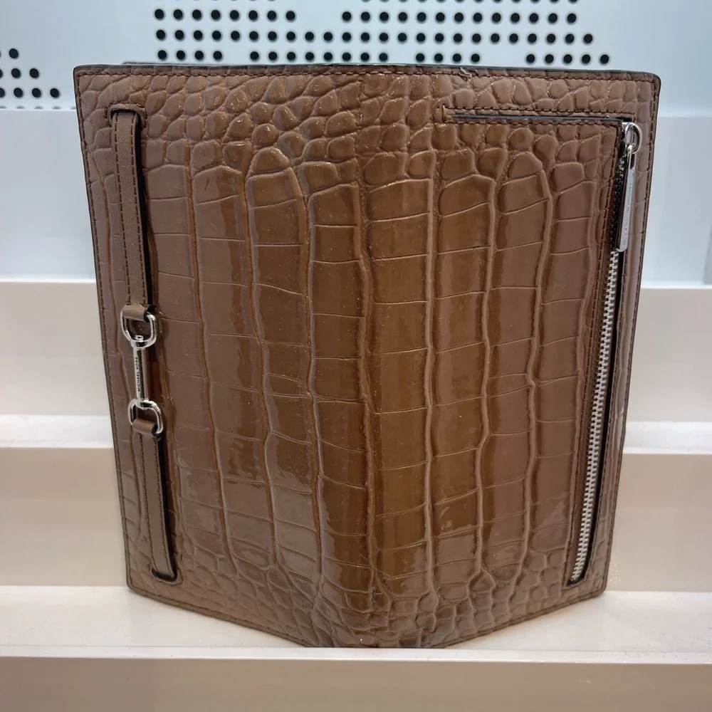 MICHAEL KORS Carson Large Snap Patent Crocodile Embossed Bifold Wallet Driftwood
